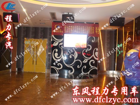 銷售經(jīng)理鄧俊嵐帶來(lái)一曲《橄欖樹(shù)》