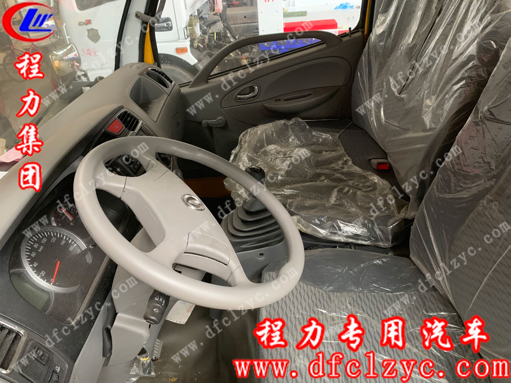 東風小多利卡D6聯(lián)體一拖一清障車內飾圖
