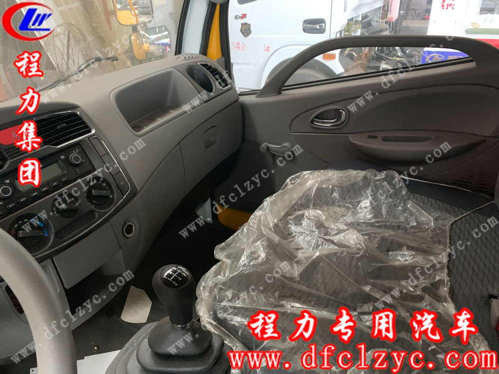 東風小多利卡D6聯(lián)體一拖一清障車內飾圖