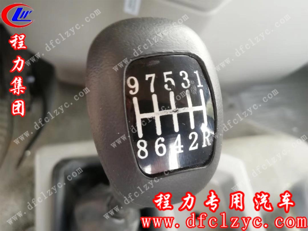 湖北程力東風御龍后八輪隨車吊內飾