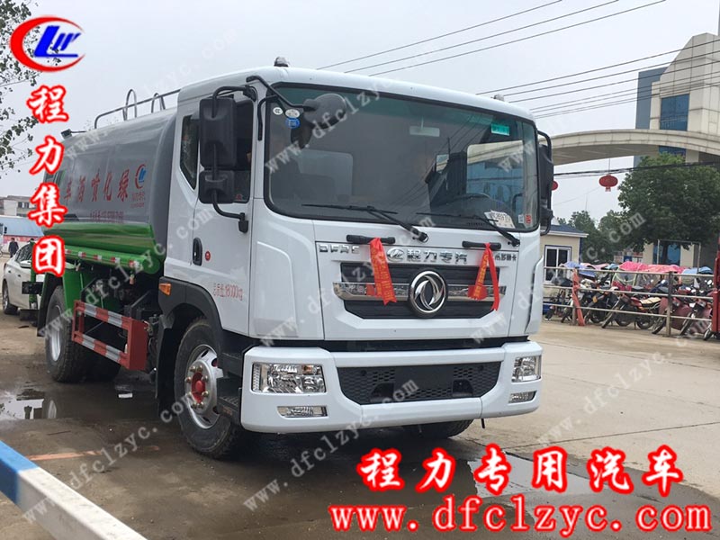 史總駕駛著湖北程力集團(tuán)15噸國(guó)六東風(fēng)D9噴霧車準(zhǔn)備駛往鄭州
