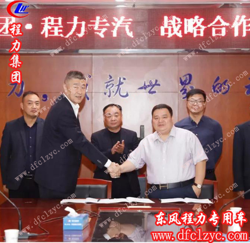 主賓雙方愉快地在合作文本簽約，并合影留念